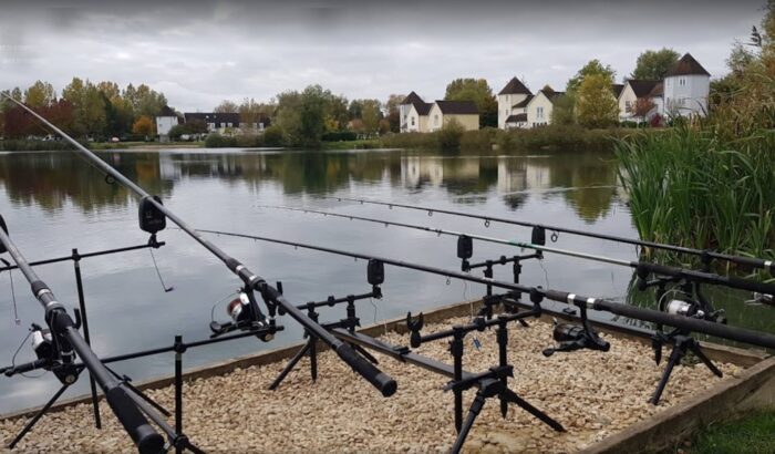 https://www.cotswoldslodges.com/wp-content/uploads/sites/2/2020/10/Fishing-on-Windrush-Lake-Cotswold-Water-Park-700x410.jpg